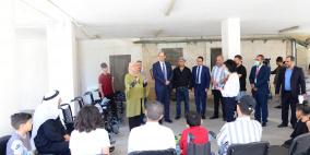 غنام تسلم كراسٍ كهربائية لعدد من ذوي الاحتياجات الخاصة