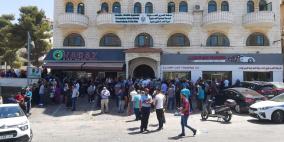 فلسطينيون أمام هيئة الشؤون المدنية في رام الله اليوم لتقديم طلبات لم الشمل