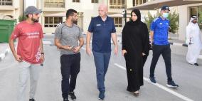 رئيس الفيفا يزور أحد المقار المؤقتة للاجئين الأفغان بالدوحة