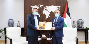 اشتية يتسلم التقرير السنوي لهيئة التقاعد