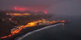 بالصور.. حمم بركان لا بالما تتدفق نحو البحر