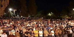 المئات يؤدون صلاة الفجر بالأقصى