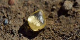 امرأة تعثر على "ماسة صفراء" هي الأغلى خلال 2021