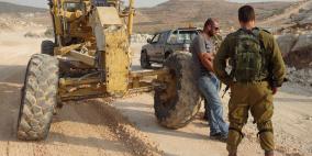 الاحتلال يقتلع أشجارا ويستولي على جرافة جنوب نابلس