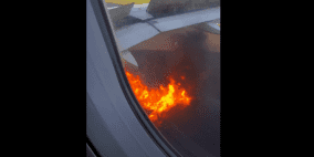 فيديو مرعب.. النار تلتهم محرك طائرة على متنها 109 أشخاص