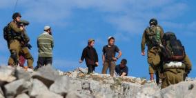 إصابة طفل جراء مطاردة مستوطنين له في شارع الشهداء بالخليل