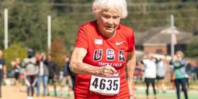 بعمر 105 أعوام... معمرة تسجل رقماً قياسياً عالمياً (فيديو)