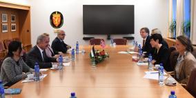 اشتية: من لا يستطيع معاقبة اسرائيل يستطيع بالحد الأدنى مساعدة فلسطين