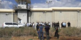 تحقيق: سجانون اعتدوا على أسرى انتقاما لفرار زملائهم من "جلبوع"