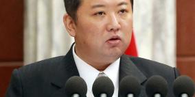 قميص الزعيم كيم يثير تساؤلات عن حقيقة وضعه الصحي