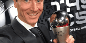 ليفاندوفسكي يتوج بجائزة "فيفا" لأفضل لاعب في العالم