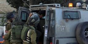 الاحتلال يعتقل شابا ويفتش عدة منازل في الخليل