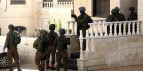 الاحتلال يعتقل شابين جنوب جنين ومواجهات في فقوعه 