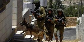 الاحتلال يداهم مكتبة ويحطم محتوياتها في الخليل