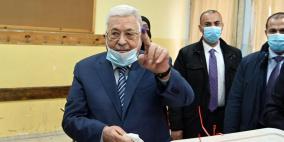 شاهد: الرئيس عباس يدلي بصوته في الانتخابات المحلية