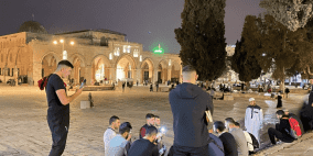 فواصل إنشادية تحفز المعتكفين بأولى القبلتين