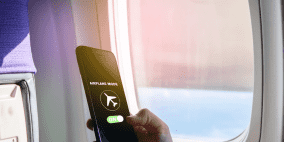 ماذا يحدث إذا لم تستخدم وضع الطيران أثناء الرحلات الجوية؟