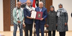 الرئيس يمنح الراحلة والدة عميد الأسرى كريم يونس نجمة الحرية