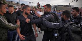 الاحتلال يعتقل ثلاثة مواطنين لدى قمعه وقفة في بيت حنينا تنديدا باغتيال أبو عاقلة
