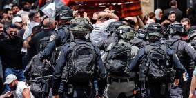 شاهد: إصابات إثر اعتداء الاحتلال على مشيعي جثمان شيرين أبو عاقلة