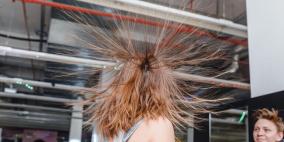 لماذا يتعرض البعض لصدمات كهربائية باستمرار مما يلمسونه؟