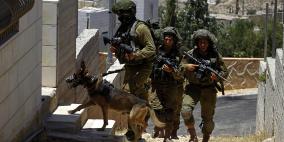 الاحتلال يفتش منازل في بيت كاحل شمال الخليل