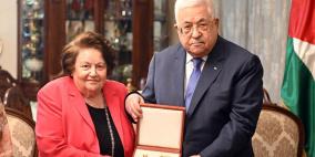 الرئيس عباس يمنح وداد قعوار ميدالية الإنجاز