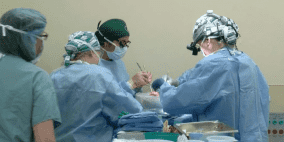 بعد 26 عاما.. يكتشف "مفاجأة مرعبة" مغروسة في ظهره