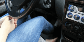 خلال القيادة.. خبير يحذر السائقين من ارتداء أحذية معينة صيفا