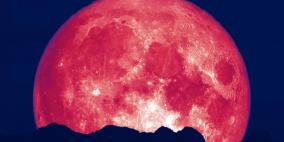 "قمر الفراولة" يزيّن سماء العالم الليلة.. ما سبب تسميته؟