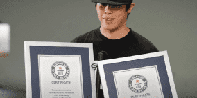 بالفيديو: فاقد بصر يحطم أرقاما قياسية في موسوعة غينيس