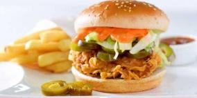 الدجاج المقلي أم البرغر.. أيهما أقل ضررا من الناحية الصحية؟
