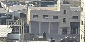 الاحتلال يقتحم مخيم بلاطة شرق نابلس ويحاصر منزلا