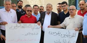 احتجاجات وتعليق العمل بعد الاعتداء على موظفين في بلدية الخليل