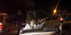 الاحتلال يحتجز مئات المركبات قرب قرية قلنديا ويعتقل شابا