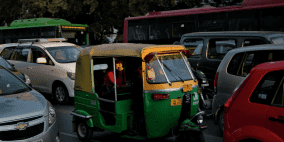 بالفيديو: شجار بين سائقي "توك توك" ينتهي بتحطيم مركبتيهما