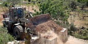 مستوطنون يشقون طريقا استعماريا ويعتدون على 3 مواطنين شرق بيت لحم