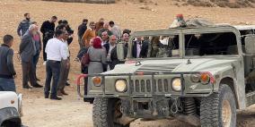 بالصور: الاحتلال يحتجز وفدًا من وزارة التربية في مسافر يطا جنوب الخليل