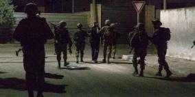 الاحتلال يعتقل عضو مجلس قروي ونجله جنوب الخليل