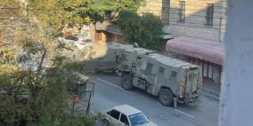 بالفيديو: الاحتلال يقتحم نابلس بتعزيزات عسكرية ويصيب شاباً بالرصاص