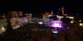 بالفيديو والصور: الاحتفال بإضاءة شجرة الميلاد في بيت لحم