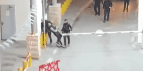 بالفيديو: الاحتلال يغلق حاجز قلنديا ويعتقل شابا