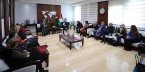 اشتية خلال لقاء مخرجين وسينمائيين فلسطينيين: قوة روايتنا في صدقها