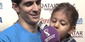 ابن النجم ياسين بونو.. لعق ميكروفون ظنا منه أنه أيس كريم (شاهد)