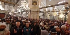 شاهد: الآلاف يؤدون صلاة الفجر في الأقصى والإبراهيمي