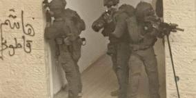 بالصور والفيديو: الاحتلال يعتقل مواطنا بعد محاصرة بناية في نابلس