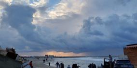 الطقس: أجواء غائمة ودرجات الحرارة أعلى من معدلها بقليل