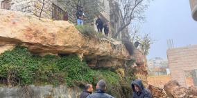 صور: إخلاء منزل وإغلاقه احترازيا بعد انهيار صخري شمال الخليل