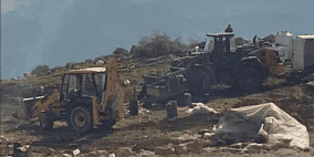 الاحتلال يهدم خيام سكنية وحظائر أغنام في دوما جنوب نابلس