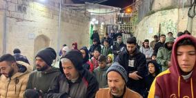 الآلاف يحيون "الفجر العظيم" في باحات الأقصى والإبراهيمي